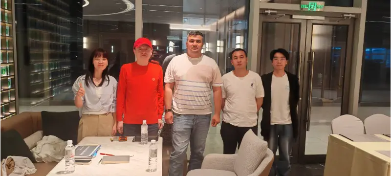 ​Liesa habla de negocios con un cliente de Asia Central